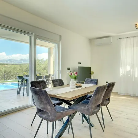 Bonato With Pool Tatil Evi Krneza