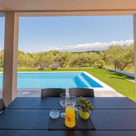 Bonato With Pool Tatil Evi