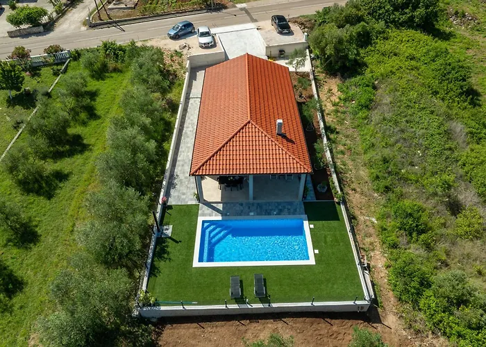 Prázdninový dům Bonato With Pool